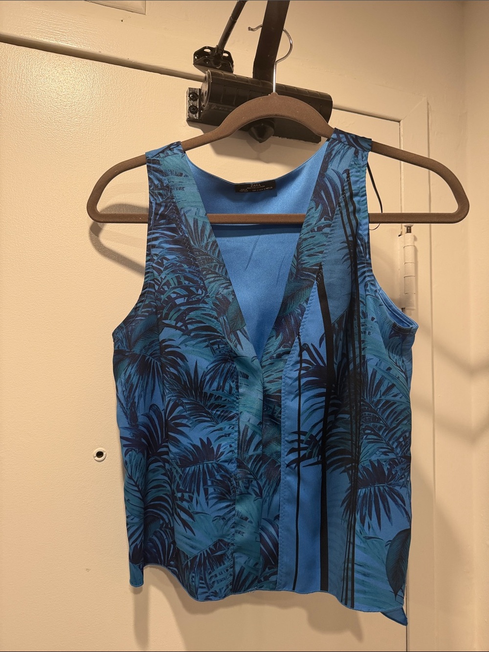Sleeveless Blue Tropical Print V-Neck Top